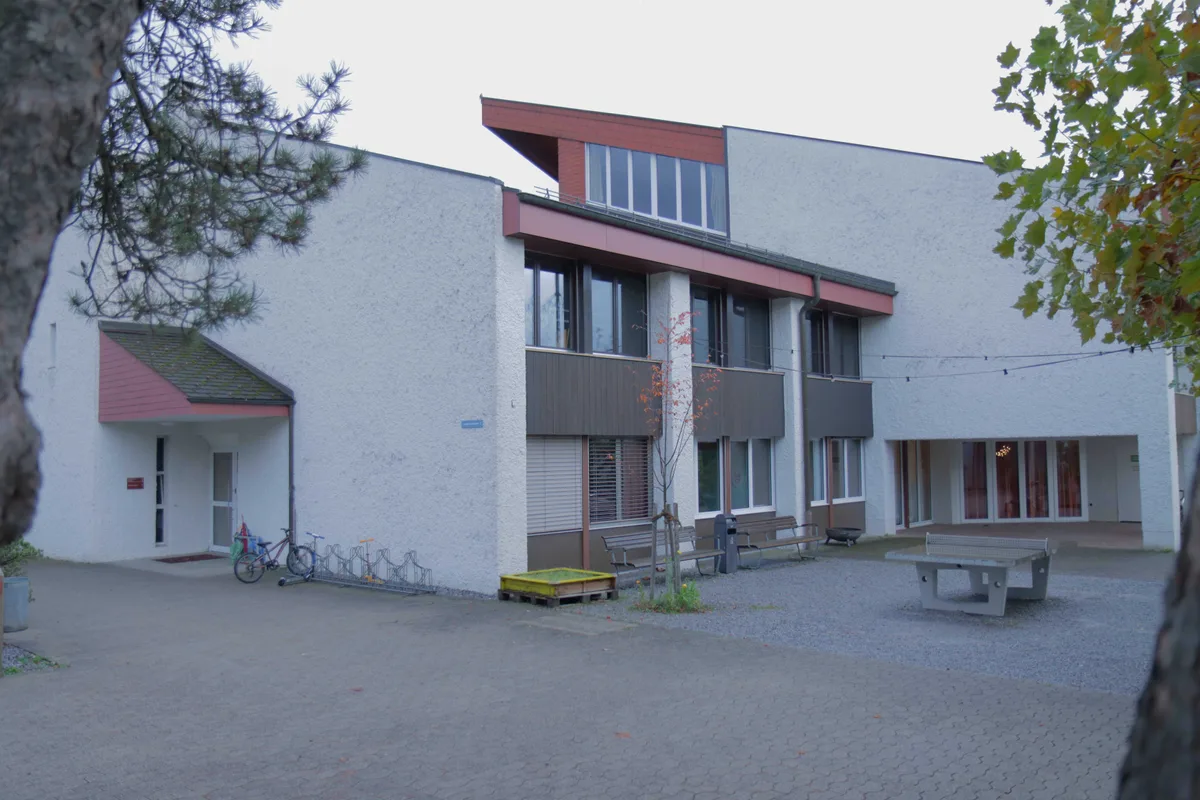 Ein Gebäude mit einem Ping--Pong-Tisch im Hof.